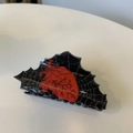 Detalle de pinza negra con corazón rojo y telaraña blanca para peinados de Halloween - Corazón de Telaraña