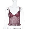 Detail eines burgunderroten Camisole mit Leopardenmuster, Spitze und Rüschensaum - S / Burgunderrot