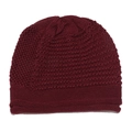 Dettaglio del berretto in maglia rosso scuro con trama a costine e bordo risvoltato - M (56-58cm) / Borgogna