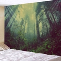 Detalle de tapiz de bosque que muestra los rayos del sol a través de los árboles verdes - 150x130cm / Jungla Serena