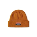 Gros plan détaillé d'un bonnet en maille jaune moutarde avec double étiquette Classic - M (56-58cm) / Jaune gingembre