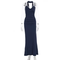 Dettaglio dell'abito blu scuro con design increspato, choker e doppie spalline sottili - S / Blu scuro