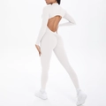 Detail van scrunch butt ontwerp en open rug op een crème yoga bodysuit met mouwen - S / Off-white grijs