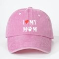 Détail de la casquette rose en coton délavé avec imprimé blanc I Love My Mom - Rose