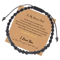 Détail d'un bracelet code Morse en pierre de lave noire sur une carte cadeau en kraft - À mon papa de cœur