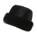 Détail de la texture en fausse fourrure noire douce sur ce chapeau d'hiver tendance - Noir