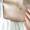 Elegante gouden satellietketting met vierkante witte schelphanger voor dames mode - Iriserende Schelp Goud Stijl