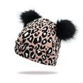 Bonnet en maille léopard rose pour femmes avec deux pompons noirs en fausse fourrure - Rose