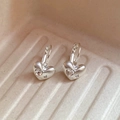 Detailaufnahme herzförmiger Silberohrring mit Kristallstein und Sternengravur - Silber