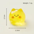 Süße gelbe durchscheinende Miniatur-Katzenfigur aus Harz mit Zwinker-Gesicht 2,1 cm hoch - Leuchtendes gelbes Kätzchen