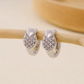 Gepolijste zilveren hartoorringen met zirkoon micro-pave op een houten display - Gladde Hart Huggie Oorbellen met Zirkonia / Zilver