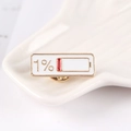 Pin de batería social esmaltado con icono rojo de carga baja 1% en fondo blanco - Broche Divertido / Batería 1%
