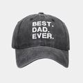 Detailansicht der Best Dad Ever Aufschrift auf gewaschener grauer Baumwoll-Basecap - Schwarz