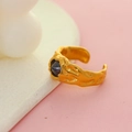 Anillo minimalista de acero de titanio dorado con banda texturizada y circón azul - US6 / Dorado