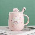 Mug en céramique rose avec couvercle chat et cuillère patte sur un magazine - Chat Rose / Rose