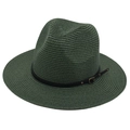 Dettaglio del cappello Panama verde scuro con cinturino in pelle nera e fibbia in metallo - Taglia Unica (Paglia Piatta) / Verde Scuro (Fascia in Pelle Nera)