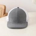 Dettaglio del cappellino trucker grigio e bianco con rete traspirante e visiera curva - L (58-60cm) / Bianco Sporco