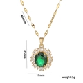 Elegante collana d'oro con ciondolo in cristallo verde ovale e aureola di zirconi bianchi - Oro Verde (577)