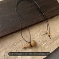 Collana minimalista con ciondolo a zucca in legno e cordino nero da 4,5 cm - Caffè Chiaro