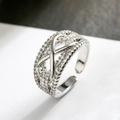 Dettaglio anello geometrico placcato argento con zirconi micro-pave e fascia aperta - Aperto Regolabile / Argento