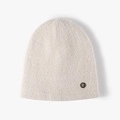 Bonnet en tricot beige à texture mohair duveteuse et emblème métallique lettre R - Taille unique / Beige