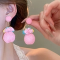 Roze bohemien geweven bolvormige oorbellen met bloemaccenten en stoffen details - Raffia Geweven Bloemen Bal Hanger (16# Roze)