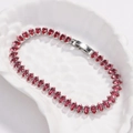 Vista ravvicinata del bracciale tennis con zirconi rossi taglio marquise e chiusura - Rosso rosa
