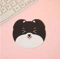 Sottobicchiere carino in silicone Shiba Inu bianco e nero su una scrivania rosa - Cucciolo Nero / 10x9cm