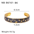 Vue détaillée du jonc lune et étoile avec émail noir, mesurant 6,5 cm de diamètre - Étoile Lune Émail Noir (NB-B6161-BK)