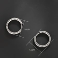 Detailansicht der silbernen Edelstahl-Creolen mit 1,6 cm Außendurchmesser-Messung - Einfaches Ring-Design / Silber