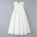 Abito midi bianco a fascia stile corsetto con stecche e fiocco su muro grigio - S / Bianco