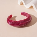 Makro-Detail des breiten Acryl-Armreifs mit rot-weißer Marmorstruktur und Rillenprofil - Rosaroter Gewinde Offener Manschettenarmreif