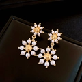 Boucles d'oreilles fleurs vintage dorées avec perles blanches et texture métal martelé - Clous d'oreilles pendentif perle fleur avec tige en argent