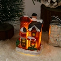 Dettaglio casa di Natale a LED con luce calda arancione e decorazioni di neve finta realistici - Stile C Piccola Casa