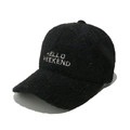 Dettaglio della texture nera morbida e del ricamo bianco HELLO WEEKEND sul cappello sportivo - M (56-58cm) / Nero