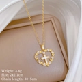 Dettaglio della collana cuore dorato con croce bianca e cristalli su tessuto di seta - Stile Croce Cuore Oro (G454)