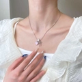 Detalle de collar de cadena plateada con colgante de corazón rosa, estrella y lazo - Estilo Corazón Estrella Lazo Plata (1568)