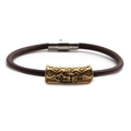 Dettaglio del bracciale in pelle intrecciata marrone scuro con ciondolo a croce dorata e chiusura - D Oro