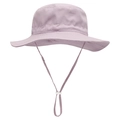 Dettaglio cappello sole lavanda a tesa larga con cordino regolabile e fermo bianco - Viola