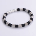 Détail macro du bracelet pour hommes en acier inoxydable avec caoutchouc noir et perles moletées - Argent Motif de Grille