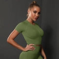 Détail de l'ensemble yoga sans couture vert olive montrant la maille côtelée respirante - Vert Militaire