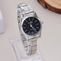 Détail de la montre à quartz argentée avec cadran noir sur un support en acrylique - WT016 Argent Noir Rond