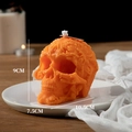 Candela teschio arancione per Halloween con motivi in rilievo e misure 9x10,5x7,5cm - Arancione (Fiori d'Arancio Selvatici)