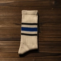Chaussette en coton beige à rayures noires et bleues sur fond de bois sombre - Taille Unique / Rayé Bleu Noir