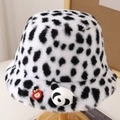 Cappello a secchiello in peluche con stampa mucca, panda e mela per calore e stile - M (56-58cm) / Nero (Motivo Mucca/Panda/Decorazione Mela)
