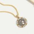 Dettaglio macro del ciondolo a moneta retrò con centro argento, cornice oro e zircone - Petalo