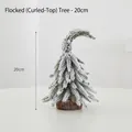 Mini 20cm besneeuwde kerstboom met unieke gebogen top en ronde houten voetstuk - Geflockte Boom met Gebogen Nek (20cm)
