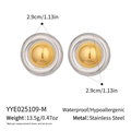 Dettaglio di orecchini a disco da 2,9cm in acciaio inossidabile bicolore oro e argento - Mix Oro e Argento (YYE025109-M)