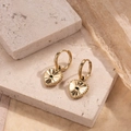 Elegante gouden hartoorringen met stralende textuur en een groene edelsteen - Zonnestraal Hart Hoop (ER-490) / Goud met groene steen