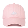 Detailaufnahme der Bergstickerei auf einer rosa Baseballkappe aus Baumwoll-Twill - Rosa